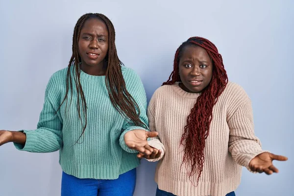 Deux Femmes Africaines Debout Sur Fond Bleu Sans Aucune Idée — Photo
