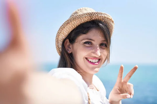 Young Hispanic Woman Tourist Smiling Confident Make Selfie Camera Seaside — ストック写真