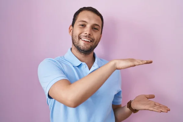 Hispanischer Mann Der Über Rosa Hintergrund Steht Gestikuliert Mit Händen — Stockfoto