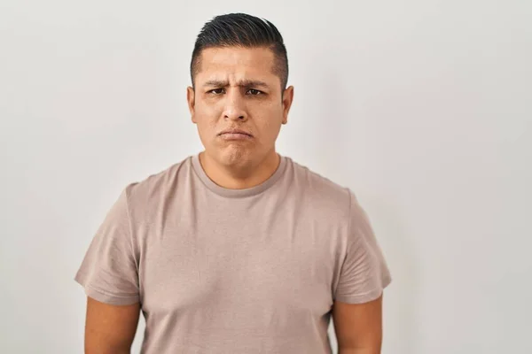 Ισπανόφωνος Νεαρός Άνδρας Στέκεται Πάνω Από Λευκό Φόντο Κατάθλιψη Και — Φωτογραφία Αρχείου