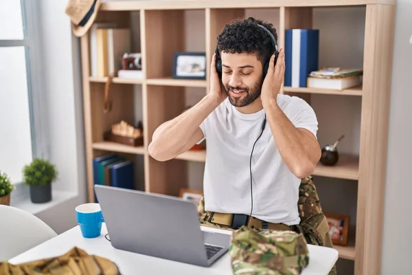 Junger Arabischer Soldat Mit Laptop Und Kopfhörer Hause — Stockfoto