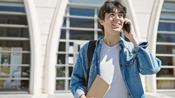 Mladý Hispánec Muž Student Usměvavý Sebevědomě Mluvit Smartphone Univerzitě — Stock fotografie