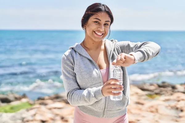 Ung Latinamerikansk Kvinna Bär Sportkläder Öppna Flaska Vatten Vid Havet — Stockfoto