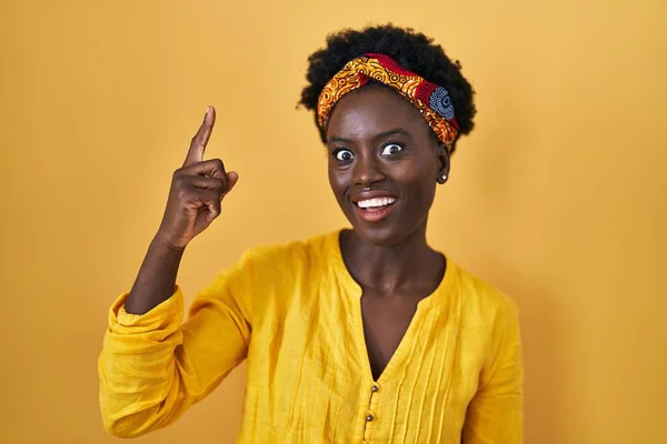 Afrikanische Junge Frau Mit Afrikanischem Turban Zeigt Mit Erhobenem Zeigefinger — Stockfoto