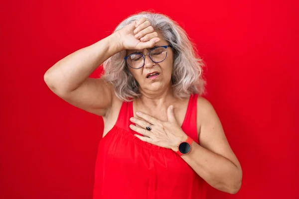 Mujer Mediana Edad Con Pelo Gris Pie Sobre Fondo Rojo —  Fotos de Stock