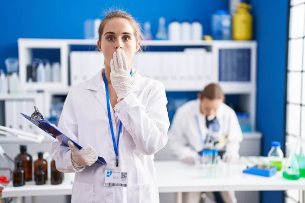 Mujer Rubia Que Trabaja Laboratorio Científico Cubriendo Boca Con Mano — Foto de Stock