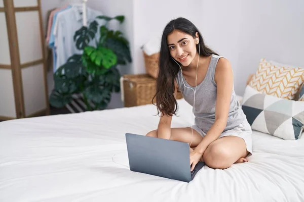 Yatak Odasında Dizüstü Bilgisayar Kullanan Genç Spanyol Kız — Stok fotoğraf
