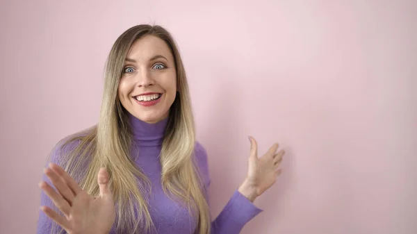 Young Blonde Woman Standing Surprise Expression Isolated Pink Background — Φωτογραφία Αρχείου