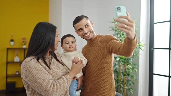 Coppia Figlio Fanno Selfie Smartphone Piedi Casa — Foto Stock