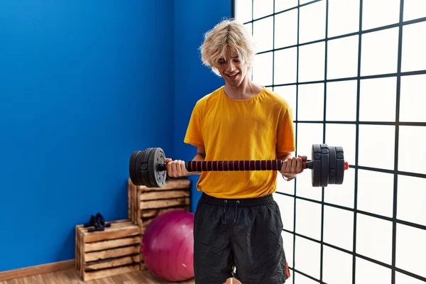 Jeune Homme Blond Souriant Confiant Utilisant Musculation Centre Sportif — Photo