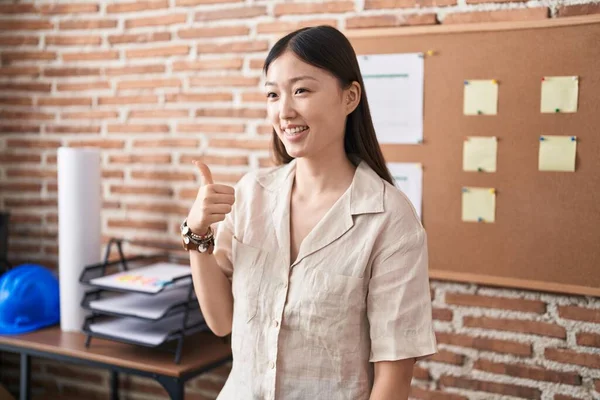 Chinese Jonge Vrouw Werken Kantoor Doen Presentatie Glimlachend Gelukkig Positief — Stockfoto