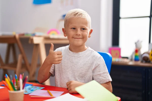 Okuldaki Küçük Beyaz Çocuk Mutlu Pozitif Gülümsüyor Başparmağıyla Mükemmel Onay — Stok fotoğraf