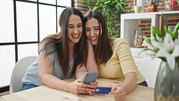 Twee Vrouwen Die Online Winkelen Met Smartphone Creditcard Eetkamer — Stockfoto
