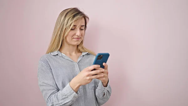 Young Blonde Woman Smiling Confident Using Smartphone Isolated Pink Background — 图库照片
