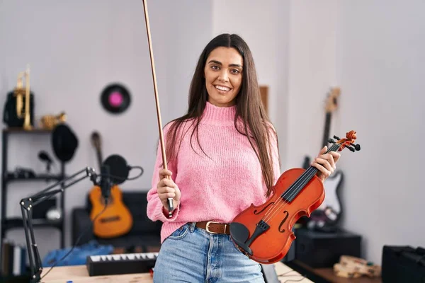 Young Hispanic Woman Musician Singing Song Holding Violin Music Studio — Stock Photo, Image