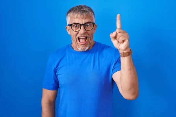 Hispanic Man Grey Hair Standing Blue Background Pointing Finger Successful — Stock Photo, Image