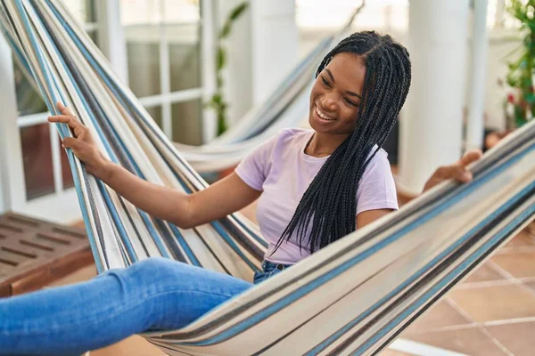 Africano Americano Mulher Sorrindo Confiante Balançando Rede Casa Terraço — Fotografia de Stock
