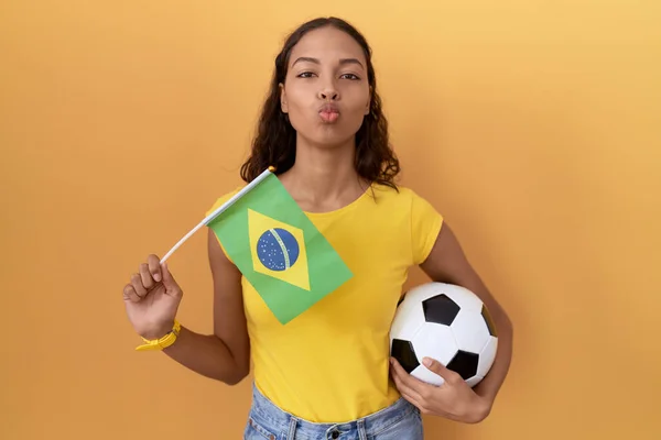 Giovane Donna Ispanica Possesso Bandiera Brasiliana Palla Calcio Guardando Fotocamera — Foto Stock