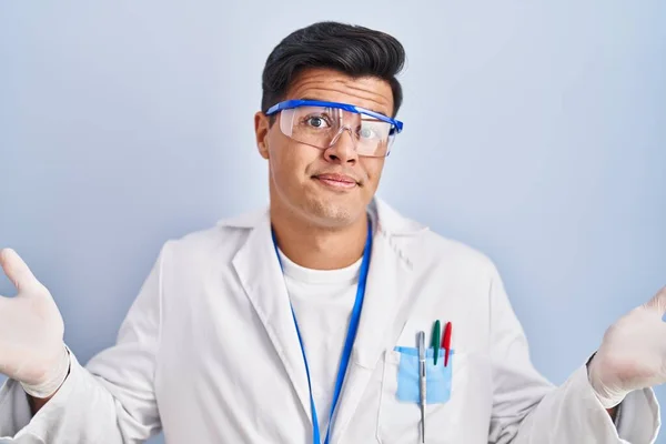 Hispanic Man Arbetar Som Vetenskapsman Aningslös Och Förvirrad Uttryck Med — Stockfoto