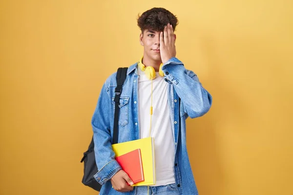 Іспанський Підліток Носить Студентський Рюкзак Тримає Книжки Закриваючи Одне Око — стокове фото