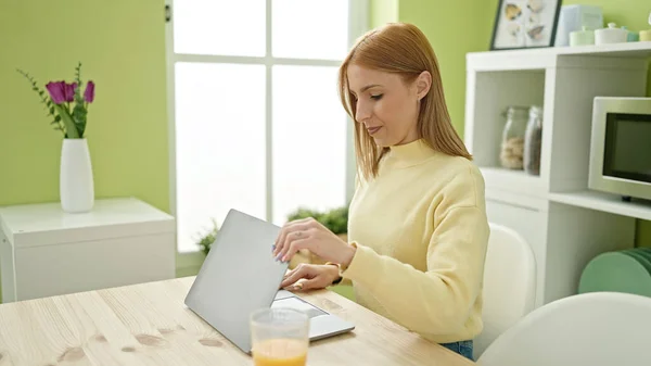 Young Blonde Woman Using Laptop Having Breakfast Home — Stockfoto