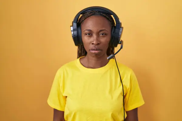 Afroamerikanerin Hört Musik Über Kopfhörer Skeptisch Und Nervös Und Runzelt — Stockfoto