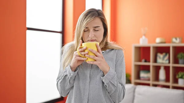 Young Blonde Woman Drinking Coffee Standing Home — Fotografia de Stock