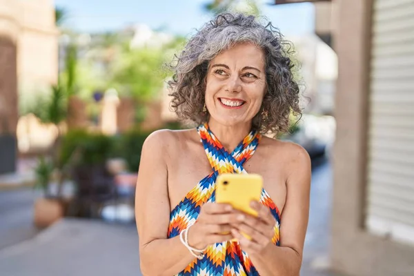 Middle Age Grey Haired Woman Smiling Confident Using Smartphone Street —  Fotos de Stock