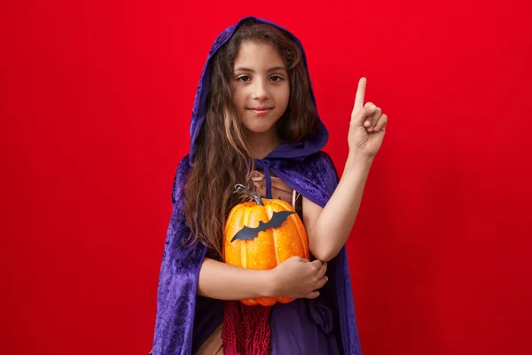 Pequena Menina Hispânica Vestindo Fantasia Bruxa Halloween Sorrindo Feliz Apontando — Fotografia de Stock