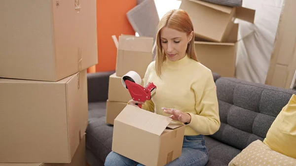 Jong Blond Vrouw Verpakking Kartonnen Doos Nieuw Huis — Stockfoto