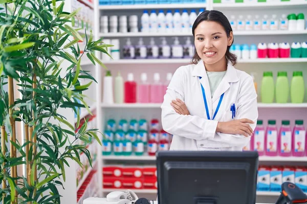 Mujer Joven Hispana Trabajando Farmacia Cara Feliz Sonriendo Con Los — Foto de Stock