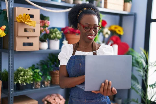 African American Woman Florist Smiling Confident Using Laptop Florist Store — Stockfoto