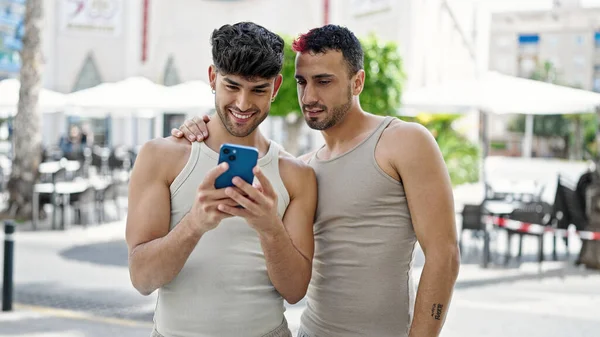 Dois Homens Casal Sorrindo Confiante Usando Smartphone Terraço Cafetaria — Fotografia de Stock
