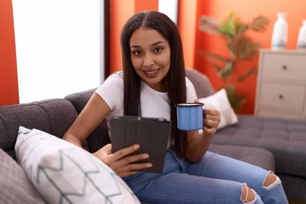 Young Arab Woman Using Touchpad Drinking Coffee Sitting Sofa Home — Foto de Stock