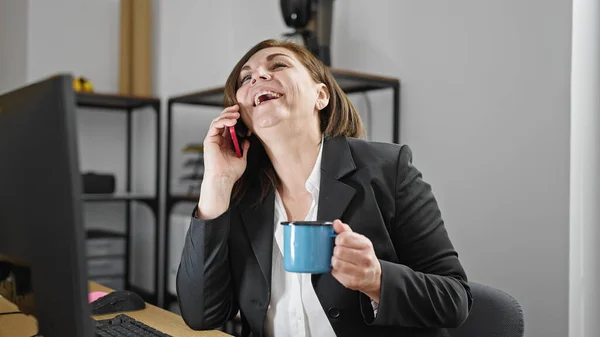 Middle Age Hispanic Woman Business Worker Speaking Phone Drinking Coffee — Stock Photo, Image
