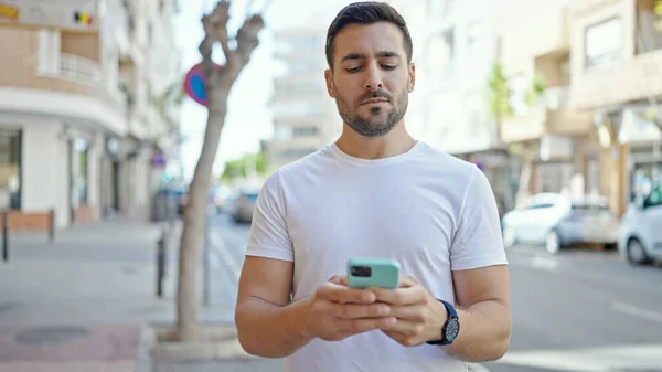 여행자 거리에서 표현으로 스마트폰을 사용하는 — 스톡 사진