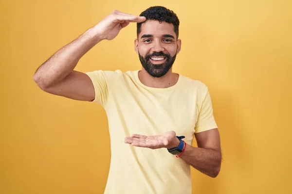 Hispanic Man Met Baard Staan Gele Achtergrond Gebaren Met Handen — Stockfoto