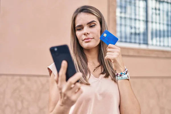 Ung Vacker Latinamerikansk Kvinna Använder Smartphone Och Kreditkort Med Tvivel — Stockfoto