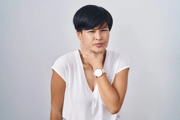 Jovem Mulher Asiática Com Cabelo Curto Sobre Fundo Isolado Tocando — Fotografia de Stock