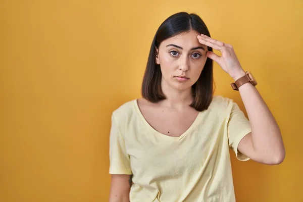 Chica Hispana Vistiendo Camiseta Casual Sobre Fondo Amarillo Preocupada Estresada — Foto de Stock
