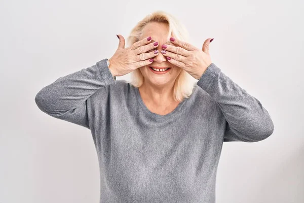 Žena Středního Věku Běloška Stojící Nad Bílým Pozadím Zakrývající Oči — Stock fotografie