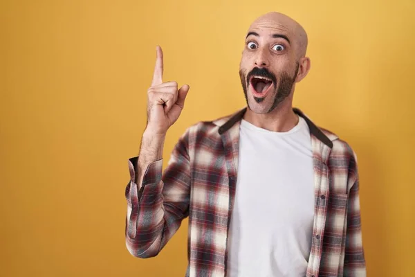 Hispanic Man Beard Standing Yellow Background Pointing Finger Successful Idea —  Fotos de Stock