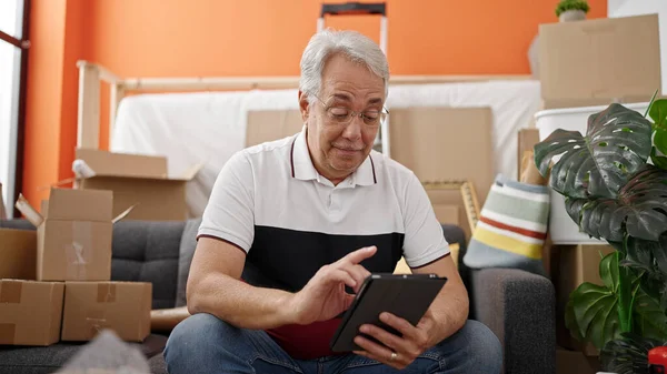 Homem Meia Idade Com Cabelos Grisalhos Sentado Sofá Usando Tablet — Fotografia de Stock