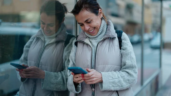 Hispanische Frau Mittleren Alters Lächelt Selbstbewusst Mit Smartphone Auf Der — Stockfoto