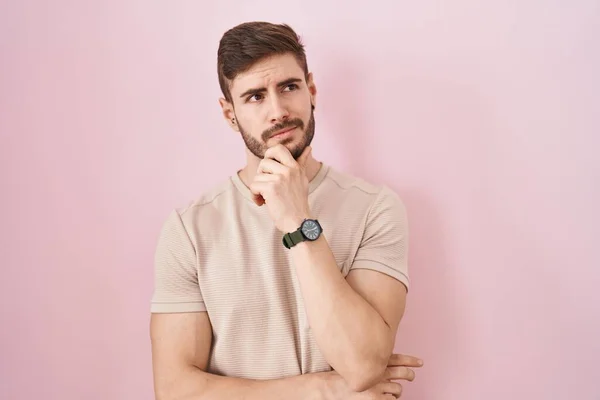 Homem Hispânico Com Barba Sobre Fundo Rosa Pensando Preocupado Com — Fotografia de Stock