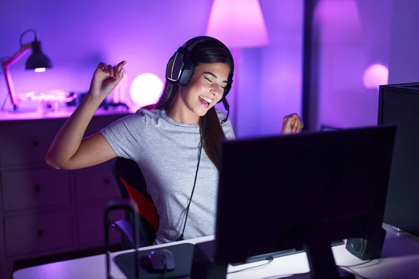Молодая Красивая Латиноамериканка Стример Играющая Видеоигру Выражением Победителя Игровой Комнате — стоковое фото