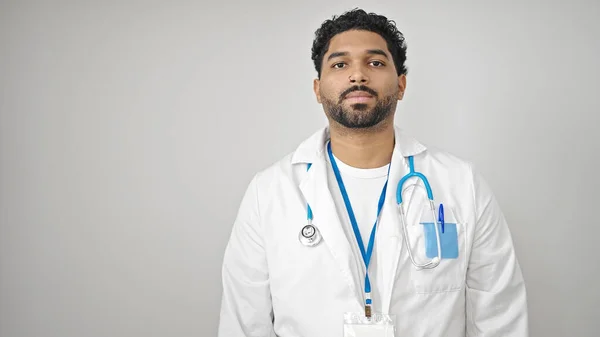 Médico Hombre Afroamericano Pie Con Expresión Seria Sobre Fondo Blanco — Foto de Stock