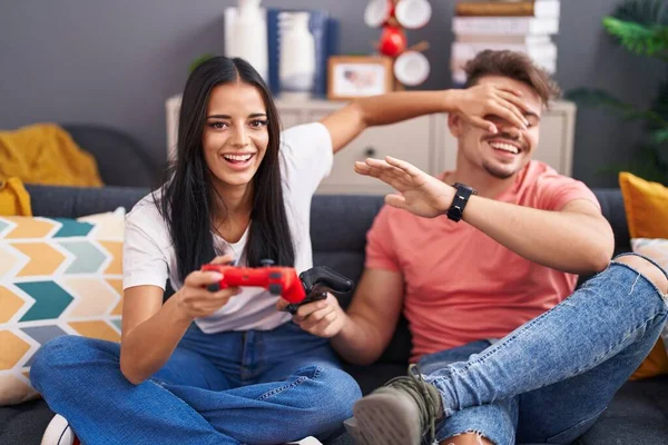 Man Woman Couple Playing Video Game Sitting Sofa Home — Stock fotografie