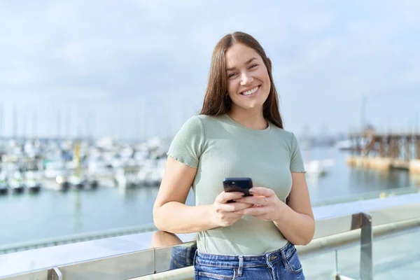 Νεαρή Όμορφη Γυναίκα Χαμογελώντας Αυτοπεποίθηση Χρησιμοποιώντας Smartphone Στην Παραλία — Φωτογραφία Αρχείου