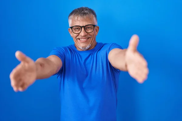 Ein Spanischer Mann Mit Grauen Haaren Steht Vor Blauem Hintergrund — Stockfoto